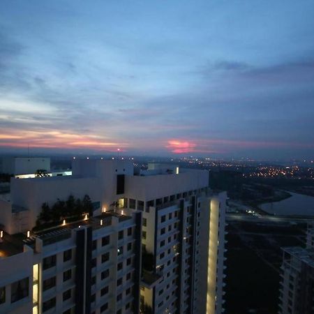 Lovely 3-Bedroom Serviced Apartment @ Cyber Dzsaja Kültér fotó