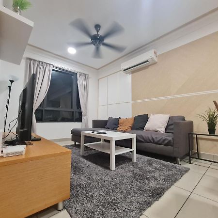 Lovely 3-Bedroom Serviced Apartment @ Cyber Dzsaja Kültér fotó