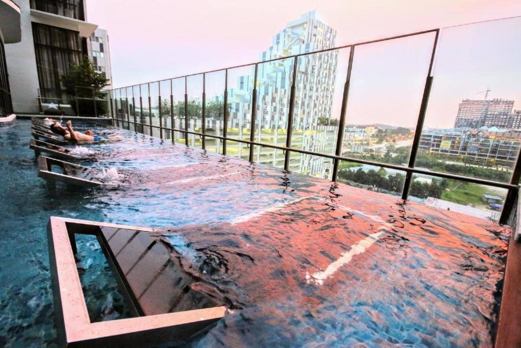 Lovely 3-Bedroom Serviced Apartment @ Cyber Dzsaja Kültér fotó