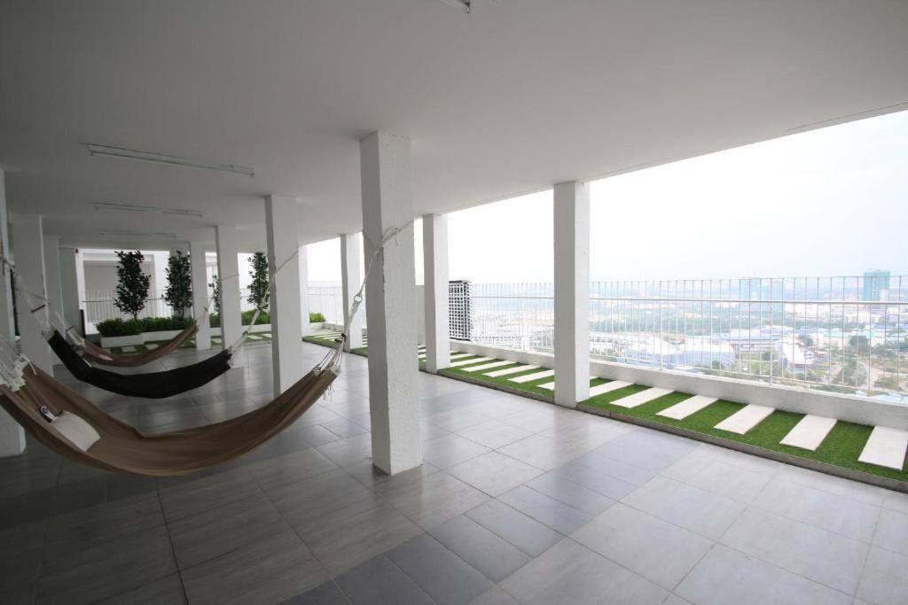 Lovely 3-Bedroom Serviced Apartment @ Cyber Dzsaja Kültér fotó
