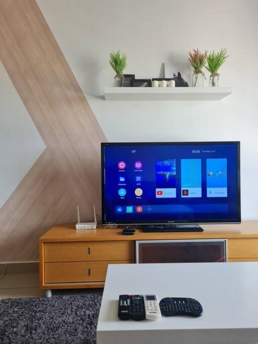 Lovely 3-Bedroom Serviced Apartment @ Cyber Dzsaja Kültér fotó
