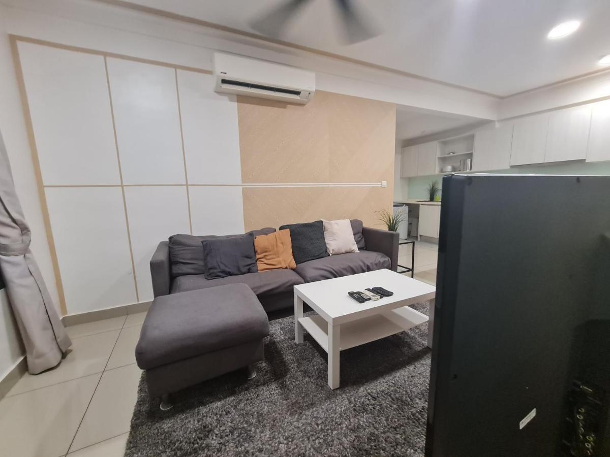 Lovely 3-Bedroom Serviced Apartment @ Cyber Dzsaja Kültér fotó